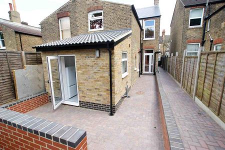 4 bedroom semi-detached house to rent - Photo 5