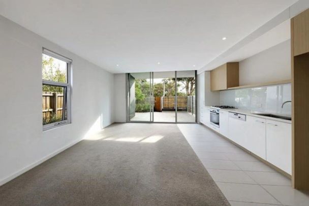 STUNNING FURNISHED GROUND FLOOR APARTMENT - Photo 1