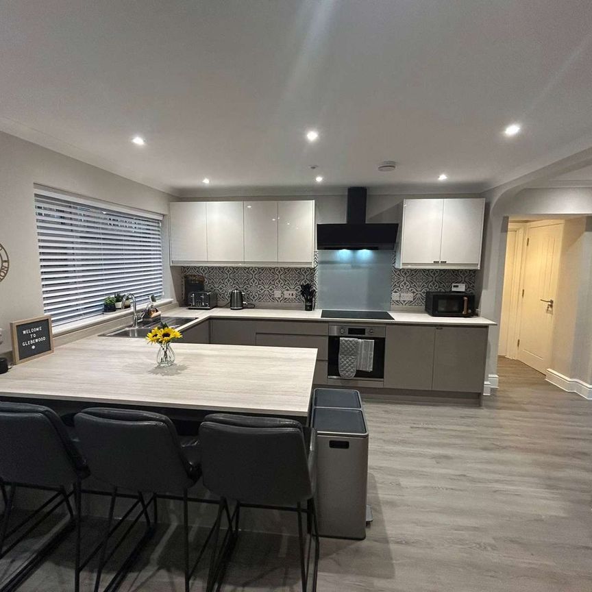 Glebewood Room 5 - Muhammed Ali - Photo 2