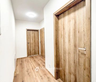 Pronájem novostavby bytu 2+kk s balkonem a parkovacím státním, 48 m - Photo 1