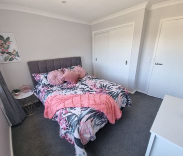 Modern 3-Bedroom Home to rent in Aotea, Porirua - Photo 3