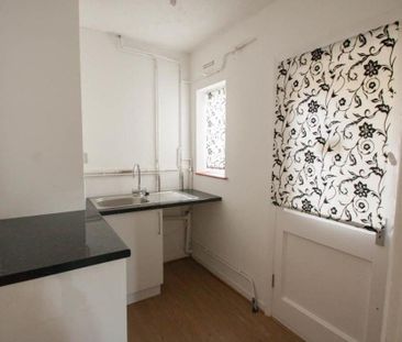 4 bedroom semi-detached house to rent - Photo 2