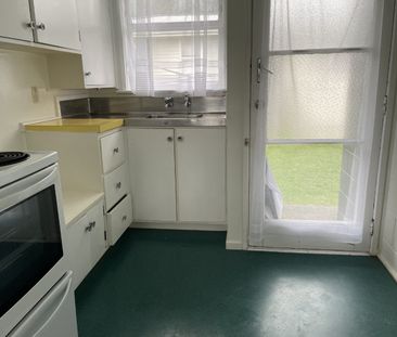 Neat and tidy bedsit - Photo 3