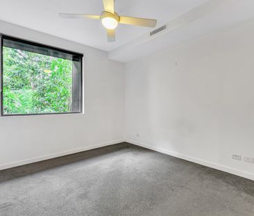 Modern Open Plan 2-Bedroom Apartment w/ Yard - Photo 5