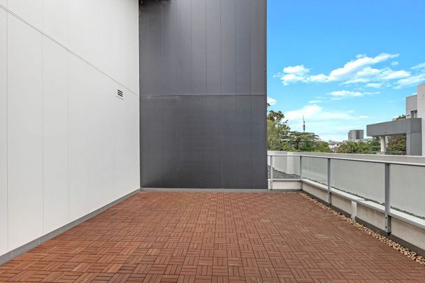 Penthouse-Style Apartment Minutes' To Trains - Photo 1