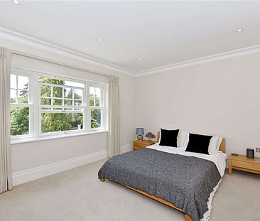 A wonderful 5 bedroom family home in the heart of the prestigious Oxshott Way Estate - Photo 6