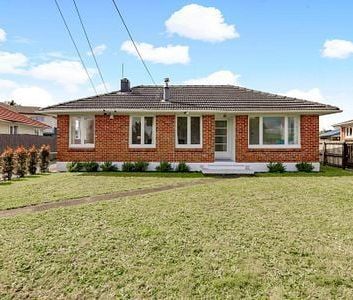 House with a backyard - Photo 5