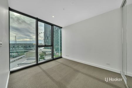 Luxury 2 Bedroom Apartment with Brilliant Harbour Views! - Photo 2