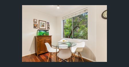 Unique Townhouse Style Split Level Apartment - Photo 2