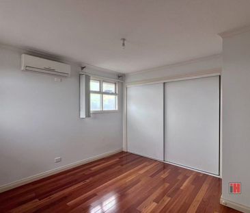 Spacious Three-Bedroom Townhouse with Lush Courtyard and Modern Com... - Photo 6