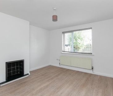 33 Westmount Avenue, Carrickfergus, BT38 8DQ - Photo 2