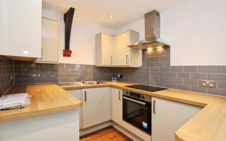 If you are looking to rent a 3 bedroom house in the St George/Crews Hole are, with allocated parking and river views, then this could be the property for you. Please contact us for more information… - Photo 2