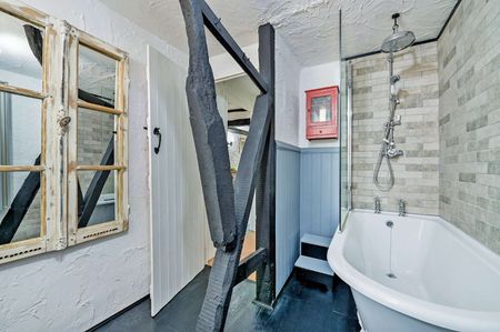 A pretty brick and flint character cottage located in the picturesque village of Radnage - Photo 5