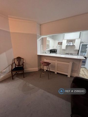 3 bedroom flat to rent - Photo 3