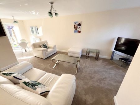 Lawnhurst Close, Cheadle Hulme, SK8 - Photo 2