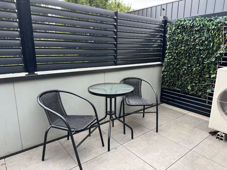 BRILLIANTLY POSITIONED PARTIALLY FURNISHED MODERN APARTMENT - Photo 3