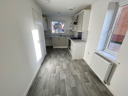 3 bedroom semi-detached house to rent - Photo 5