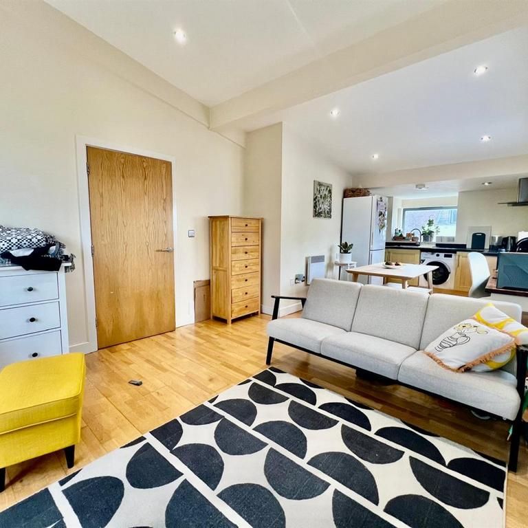 2 bedroom flat to rent - Photo 1