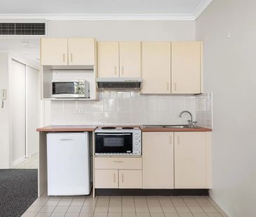 Studio unit within walking distance to station & shops - Photo 3