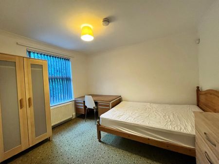 6 bedroom semi-detached house to rent - Photo 3