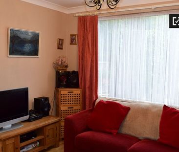 Sunny room in 4-bedroom apartment in Firhouse, Dublin - Photo 2