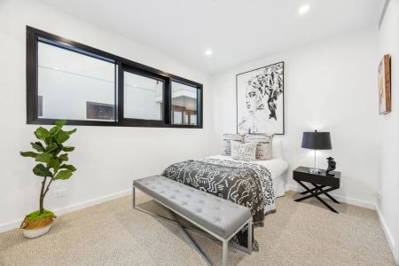 Stunning Sky Home Living in Prestigious Norwood - Photo 4