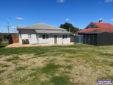 Lovely 3 Bedroom 2 Bathroom Furnished Home - Photo 2