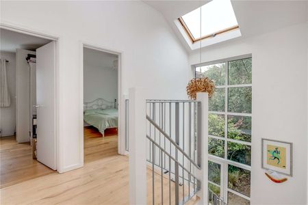 A charming three bedroom mews house ideally located close to local shops and excellent transport links. - Photo 2