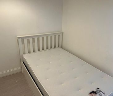 5 bedroom semi-detached house to rent - Photo 4