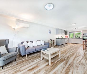 Striking, Generously Sized, Double Brick Family Villa In Prominent ... - Photo 4