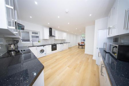 1 bedroom in a house share to rent - Photo 3