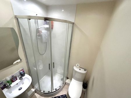 1 bedroom in a house share to rent - Photo 4