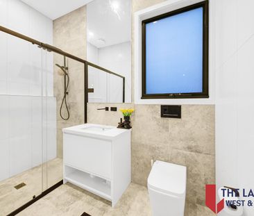 4-Bedroom Luxury Home with Dual Master Suites, 2 Living Areas & 2 K... - Photo 2