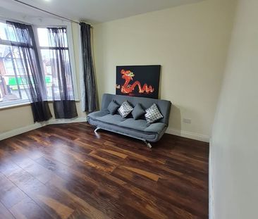 2 Bed Flat, Hatherley Gardens, E6 - Photo 2