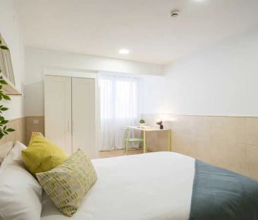 Room in a shared 25-bedroom apartment for rent in Valdeacederas. - Photo 6