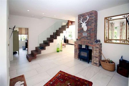 Coombe Hill Road, East Grinstead, West Sussex, RH19 - Photo 2