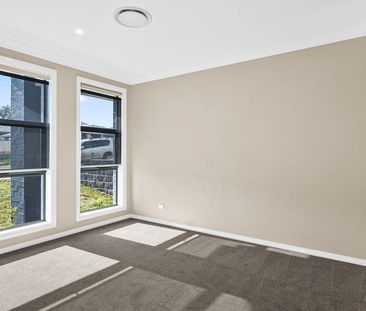 Bright, modern 4 bedroom home - Photo 2