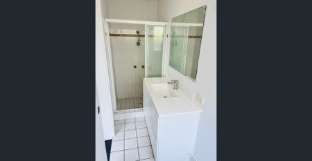 Fresh One-Bedroom Unit with Private Courtyard – Balmoral - Photo 3