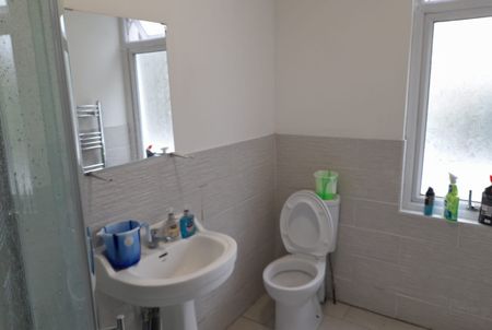Ensuite establish Room on Eversleigh Road, E6 – £960/Month - Photo 4