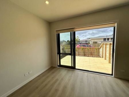 5 Bedrooms on Derrett Pl - Photo 2