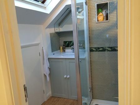 Spacious, private and sunny ensuite Attic Studio with kitchenette, near Tube - Photo 4