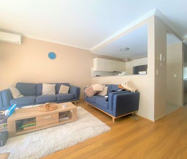 Stunning Light Filled Apartment - Photo 3