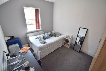 6 bedroom terraced house to rent - Photo 5