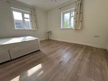 West Hendon Broadway, Hendon, NW9 - Photo 4