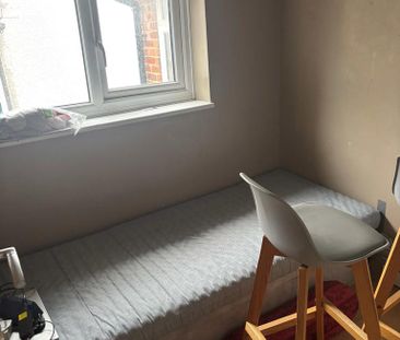 3 bedroom flat to rent - Photo 5
