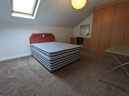3 bedroom flat to rent - Photo 3