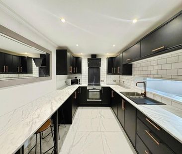 2 bedroom Flat To Let - Photo 1