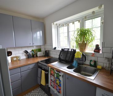 Drummond Gardens, Christ Church Mount, Epsom, Surrey, KT19 8RP - Photo 5