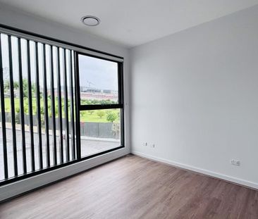 Brand new high Ceiling 5-Bedroom Townhouse - Photo 2