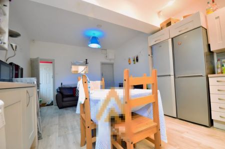 6 Bedroom 2 Bathroom - Photo 3